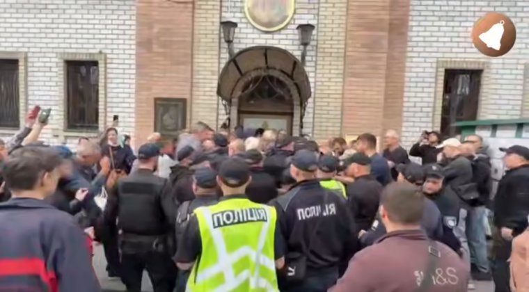 В Кременчуге раскольники захватили Троицкий собор, принадлежащий Украинской православной церкви