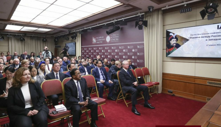 На полях научно-практической конференции «Украина между Россией и Западом»