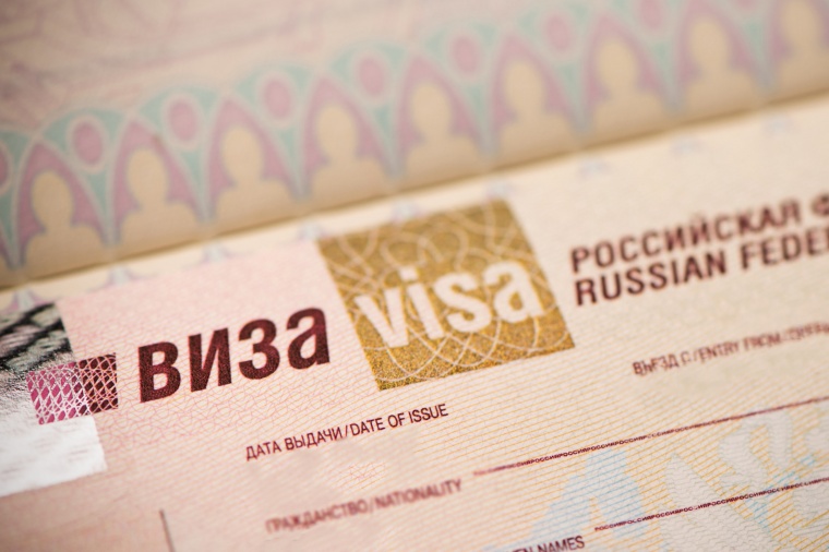 Задержанным на протестах у памятника в Риге начали выдавать российские визы