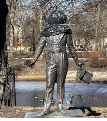 Посольство РФ в Латвии осудило акт вандализма в отношении памятника Пушкину в Риге