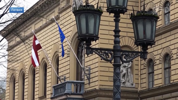 Более тысячи россиян покинули Латвию из-за миграционной политики Риги