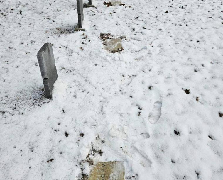На Военном кладбище в Таллине осквернили надгробия советских солдат
