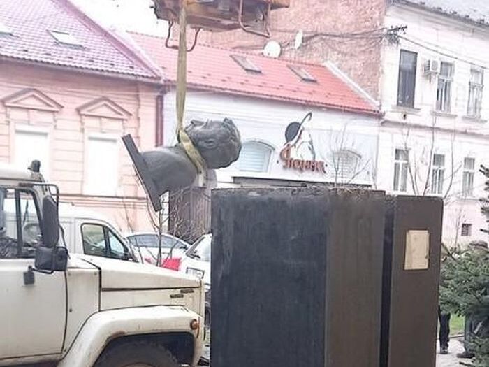 В Закарпатской области в рамках «дерусификации» демонтировали бюст Александра Пушкина
